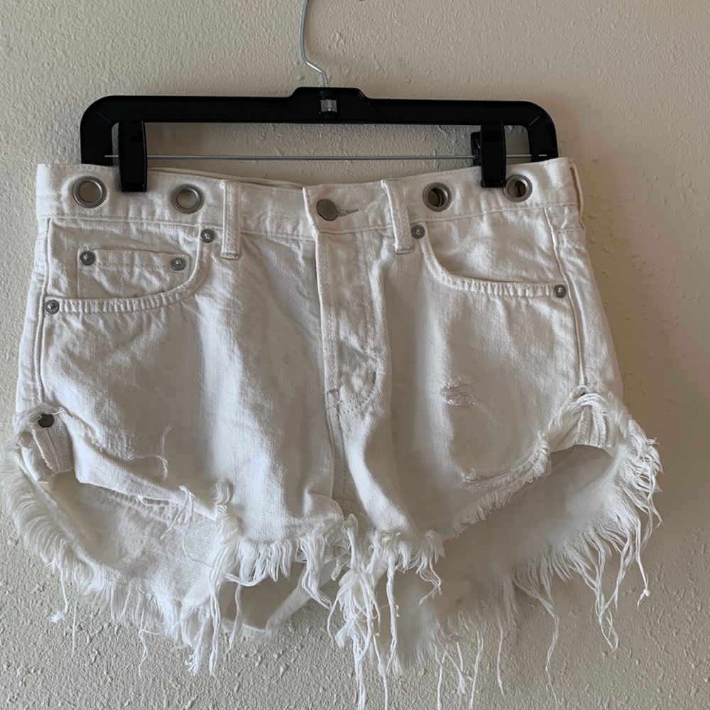 Denim short frayed at the bottom